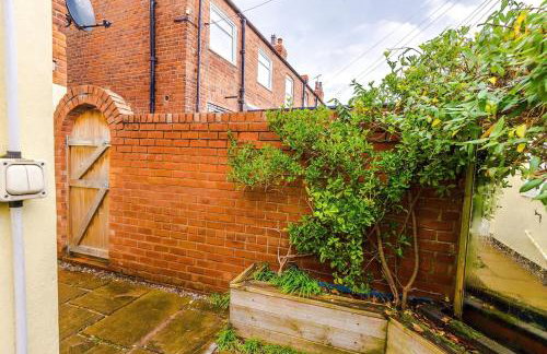 Cosy 3-Bed, Sleeps 5, Free Parking, Long and Short Stays - Photo 49