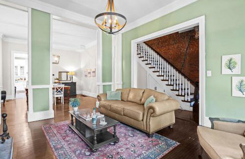 Elegant Manor w Private Yard & Modern Amenities - Foto 15