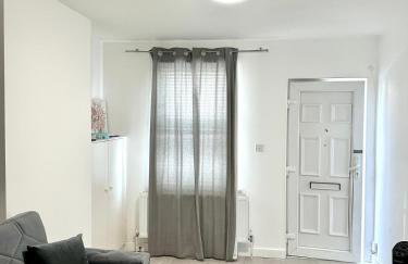 Charming Two-Bedroom Retreat-Garden Oasis Near Central London & Transport Links - Foto 7