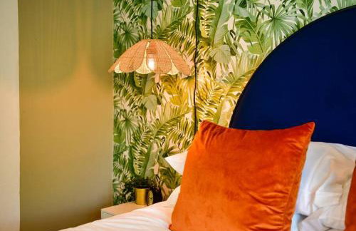 Stylish 3 Bed Home with Parking! - Photo 7