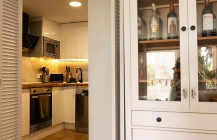 SeaHomes Vacations - Seafront Mediterranean Ap & PKG - Foto 16