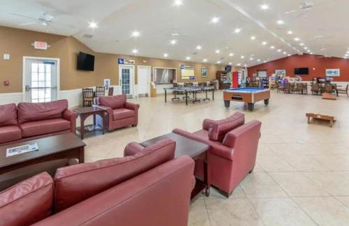 Enjoy mini golf, arcade games, and pools with Family in 2BD Orlando condo - Foto 65