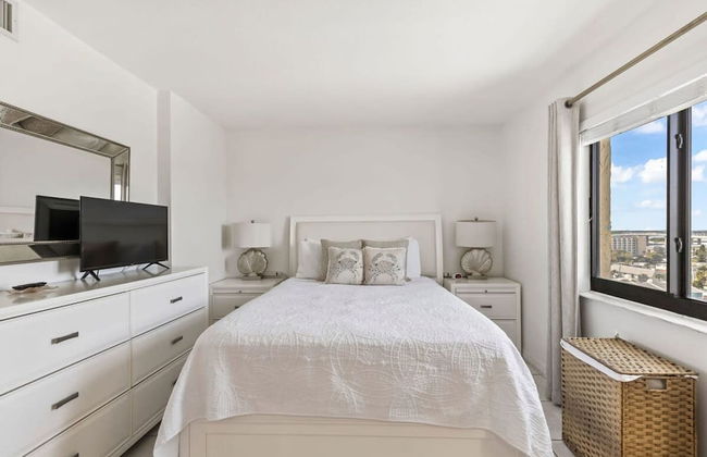 Top Floor Oceanfront Condo w Pool Beach Access - Foto 18