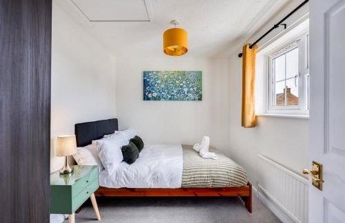 Winslow House - Walking Distance to the High Street - Driveway Parking, Fast WiFi, Smart TV and Self-Check-In by Yoko Property - Foto 8