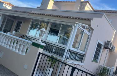 Stunning 3 bedroom Large House in Great Location - Foto 1