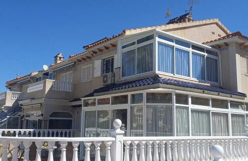 Spacious ground floor apartment overlooking the beautiful communal pool - Foto 6