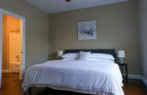 Quiet 3BR Escape, 4 TVs, Kitchen, Parking -F- - Foto 30