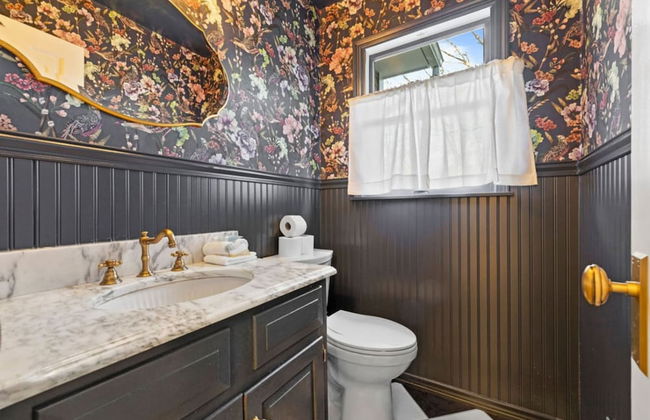 Elegant Spring Stay on Peaceful Retreat - Photo 54