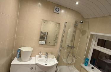 Modern 5 Bedroom Home in Solihull - Entire House - Garden - Contractors - Relocators - Family - NEC - BHX -Sleeps 9 - Foto 25