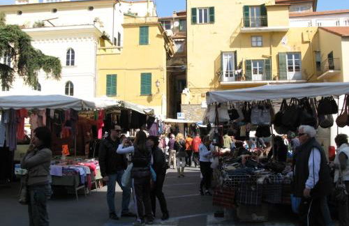 Ligurisches Rustico, umgeben von Olivenhainen am Dorfrand - Foto 33