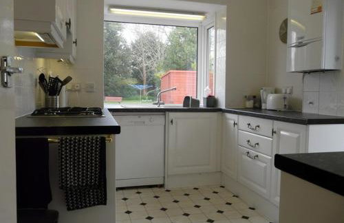 AVON BEACH RETREAT by BOURNECOAST- A Lovely Bungalow by the Sea with a Garden and Parking - HB2087 - Foto 4