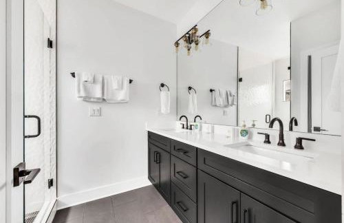 Luxury and Spacious Home with Private Garage and Fire Pit - Foto 24