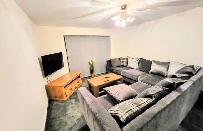 Large Modern House with Parking - Photo 50