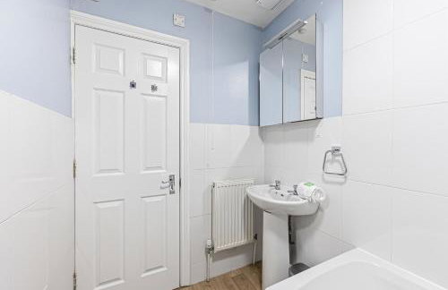 Loughton House - Central Location - Driveway Parking, Self-Check-In, Garden, Super-Fast Wifi and Smart TVs by Yoko Property - Foto 12