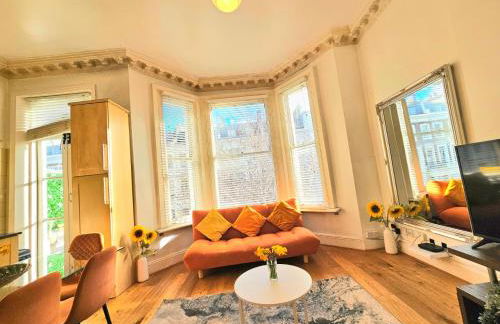 Charming Home with Private Balcony, on 1st floor, with 2 Bathrooms, 3 min walk to Earl's Court Station - Photo 22