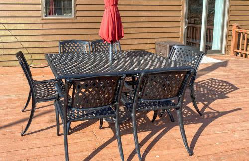 Modern Mountain Retreat with Deck and Hot Tub! - Foto 24