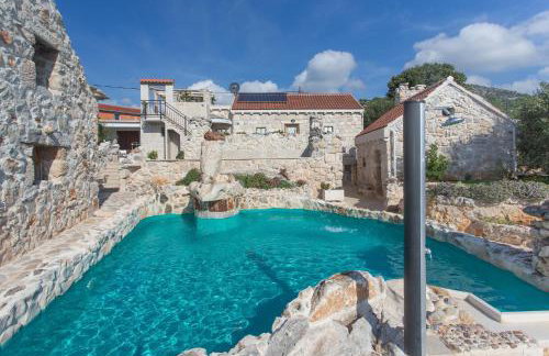 Stonehouse Marina - Estate With A Two Private Pools - Photo 1