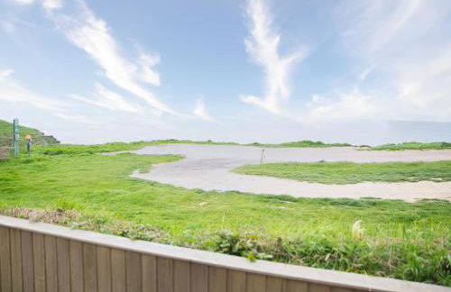 Beautiful Seaside Holiday Home - Photo 38