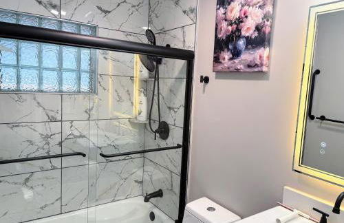 Your Cozy Home Away From Home king bed, parking - Foto 17