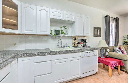 Cozy and Relaxing Eloy Apartment with Pool Access - Foto 6