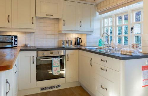 Jasmine Cottage - 2 Bedroom in Heart of Bourton! - Photo 46