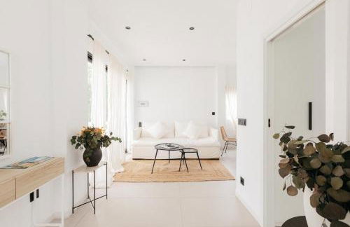 Spacious villa with private pool & garden for 4 - Photo 57