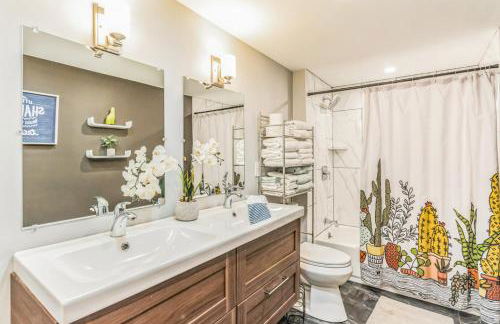 Next to Convention Center, Dave and Busters and Shops with parking - Foto 9