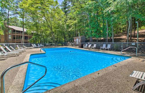 Mount Ida Condo with Balcony and Resort Amenities - Foto 7