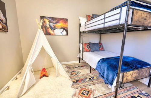 NEW Oak Lodge at Little Ranches 5 min to Square - Foto 30