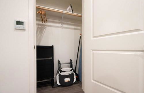 Downtown-Elevator-King Bed-Garage Parking-Laundry - Foto 30