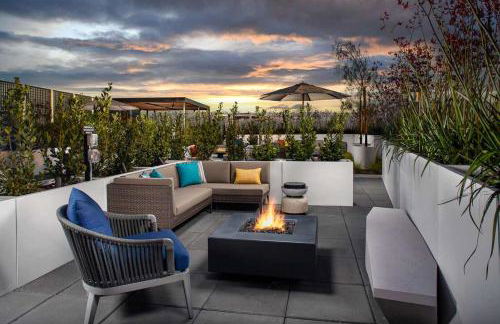 Luxury by the Beach with Pool, Gym, Game Room - Photo 25