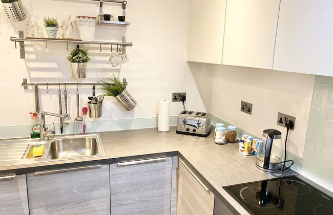 2-bed Apartment Parking Deep Cleaned Professionally - Foto 6