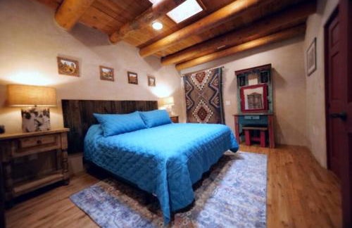 Enchanted Casita with Private Outdoor Hot Tub and Patio, Near Santa Fe Plaza, Sleeps 4 with free parking - Foto 2