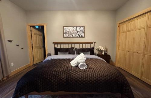 Luxe Modern Cabin with Pond, Fire Pit, Hiking, near Bethel Woods - Foto 22