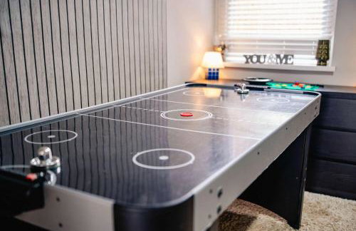 3BR 2Bath Home with Hot Tub Games Room By Stadium with Fast WiFi & Free Parking - Foto 31