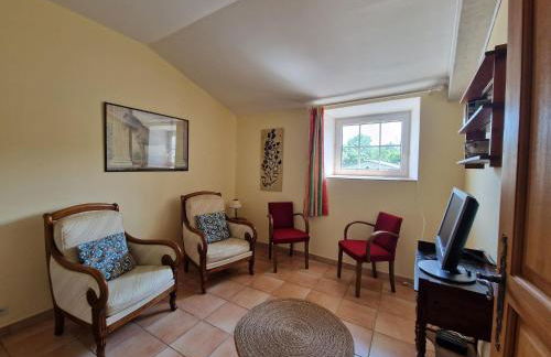 Charming Stone House With Terrace - Photo 14