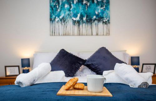 Modern 2BR Pad - 4 Min to Station, Fast WiFi and Smart TVs! - Foto 17