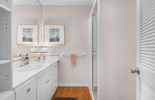 Gorgeous Beach! Lakefront with large Wooden Deck - Foto 13