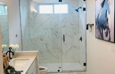 Luxurious Hidden Gem - Downtown Access - Balcony - Foto 17