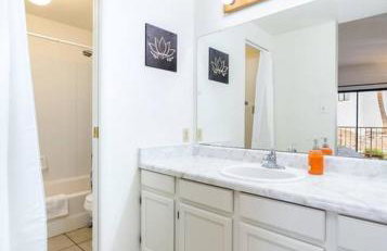 Bright Eastside 2BD 2BA Retreat w Pool and Parking - Foto 21