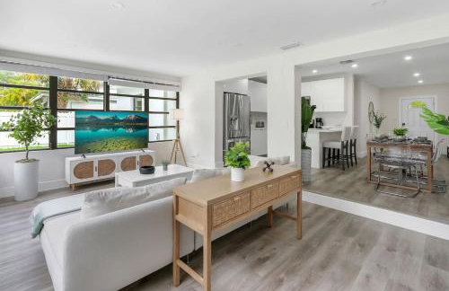 Charming 4BR Oasis with Saltwater Pool and Parking - Foto 13