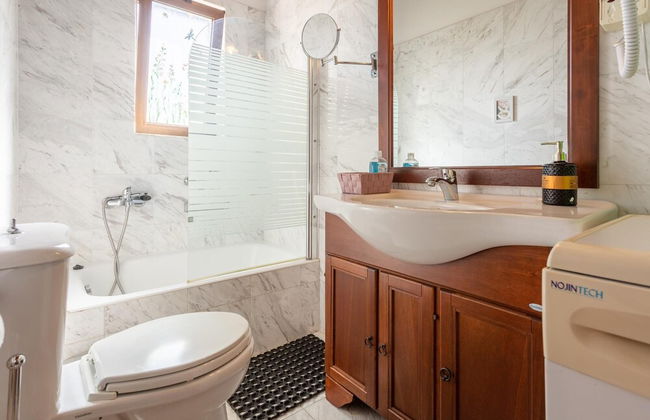 Villa Tzina Large Private Pool Walk to Beach A C Wifi Car Not Required - 1604 - Foto 30