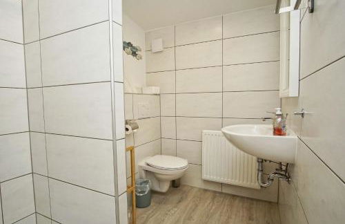 nah am Meer, ruhige Lage, gratis Nutzung vom AHOI Erlebnisbad und Sauna in Sellin - Haus Büdnerstube FeWo 4 - Foto 16