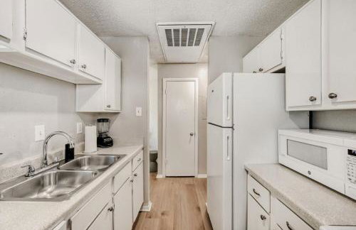 Polished King Getaway - Sleeps 4 - Pool, Prkg - Foto 12