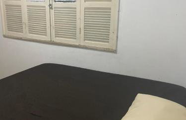 Quarto com sacada possui cama de casal, ventilador e guarda-roupa - Photo 6