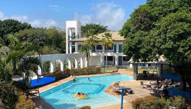 Flat com Piscina Guarajuba 2 Quartos 100m da Praia - Foto 2