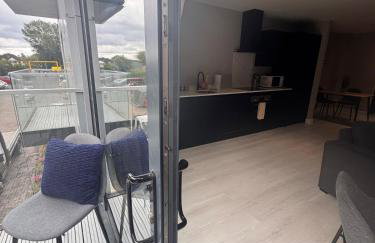 #23 Lux stylish 2 bed 2 bath with balcony NEC n12 - Sleeps 4 - "Perfect for contractors and Families - Free Parking" - Foto 16