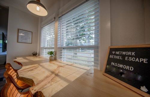 Centrally Located Cozy Modern Home in Bethel - Foto 12