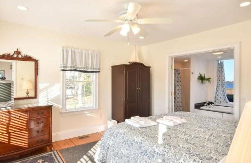 Waterfront Fun at this Huge Family Estate - Foto 59