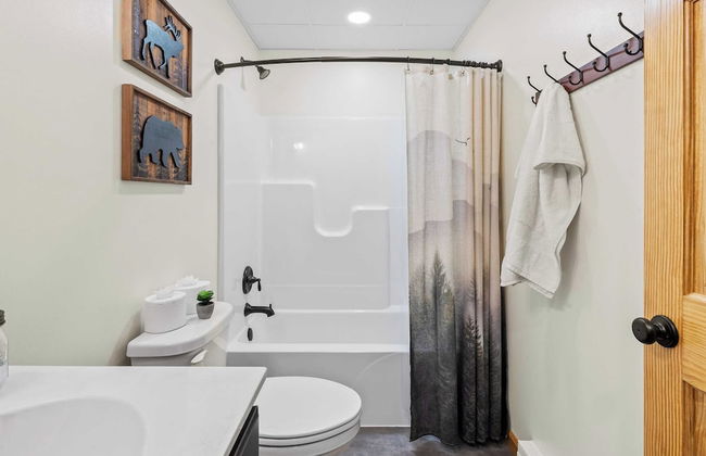 Bluejay Getaway by Avantstay Walk to Lake 7bdr, Hot Tub, Pool Table - Foto 43